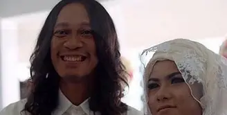 Komedian Aming Supriatna resmi melepas masa lajangnya dengan mempersunting Evelyn Nada Anjani. Aming melepas masa lajangnya di kediamannya, Bandung. Pernikahannya sempat menjadi kontroversi. (dok. Instagram)