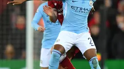 Pemain tengah Manchester City Fernandinho berebut bola dengan gelandang Liverpool Jordan Henderson saat pertandingan Liga Champions di Anfield, Liverpool (4/4). (AFP Photo/Anthony Devlin)