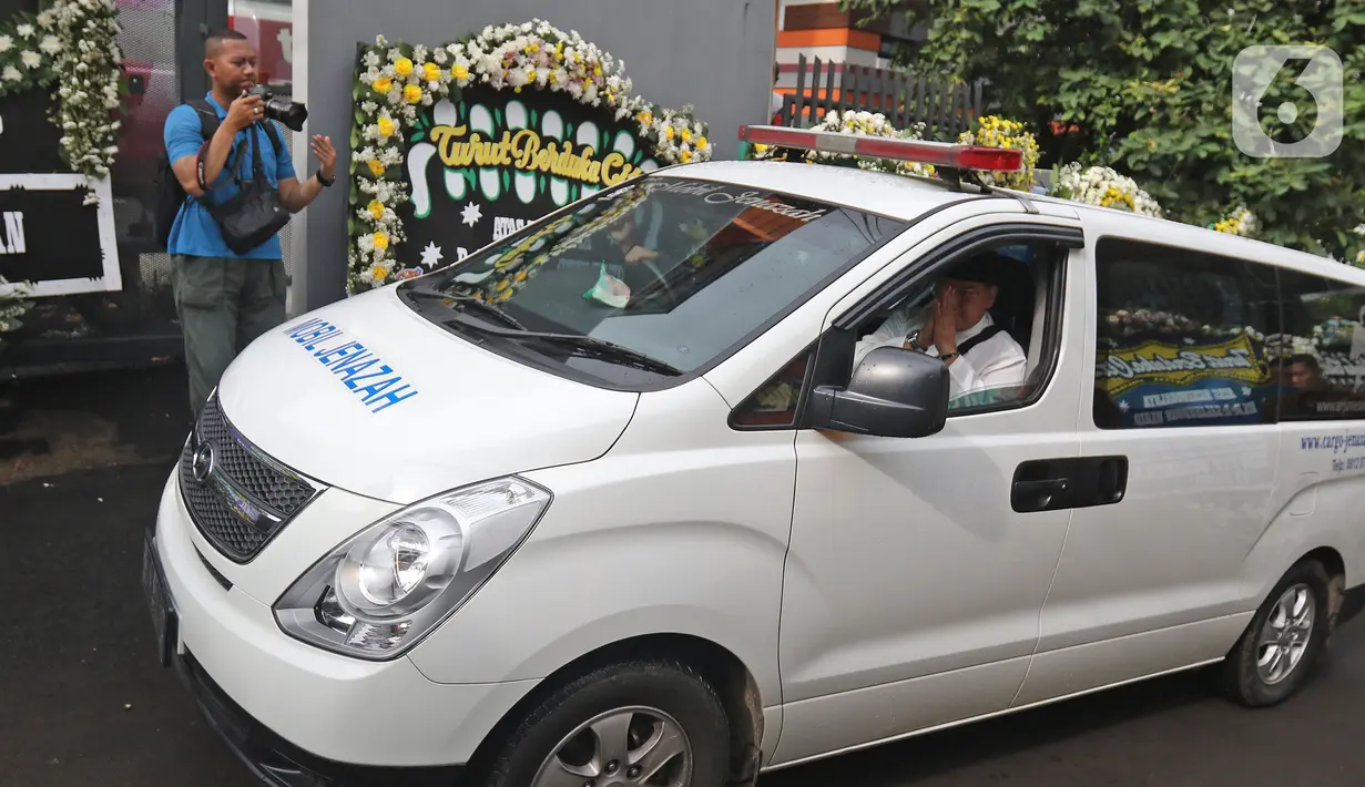 Mobil jenazah yang membawa KH Salahuddin Wahid atau Gus Sholah meninggalkan rumah duka di Tendean, Jakarta, Senin (3/2/2020). Adik almarhum Abdurahman Wahid atau Gus Dur tersebut meniggal di RS Harapan Kita Jakarta karena sakit jantung. (Liputan6.com/Herman Zakharia)