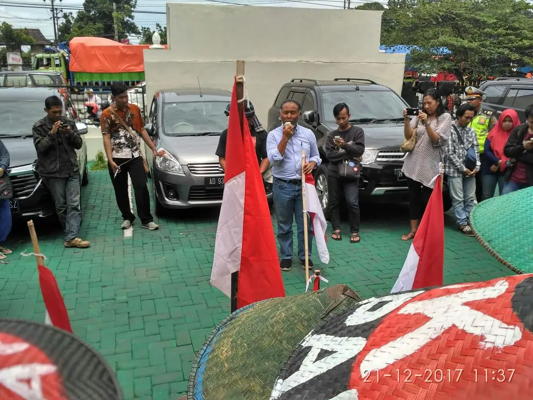Mantan pimpinan KPK Bambang Widjojanto berorasi mendukung Print mengajukan pra peradilan di PN Semarang, Kamis (21/12/2017). (foto: Liputan6.com/edhie prayitno ige)