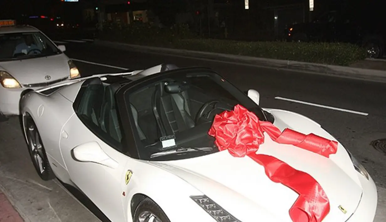 Padahal, setahun yang lalu saat Kylie merayakan hari ulang tahun ke-18 tahun, Tyga memberikan mobil mewah Ferrari dengan harga yang sangat bombastis, yakni 4,8 Milyar. (Dailymail)