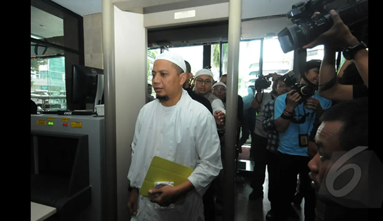 Arifin Ilham saat masuk ke dalam Gedung Komisi Pemberantasan Korupsi (KPK), Jakarta, Selasa (27/1/2015). kehadiran Ustadz Arifin Ilham ke KPK sebagai agenda rutin memberikan ceramah kepada seluruh karyawan KPK.(Liputan6.com/Herman Zakharia)