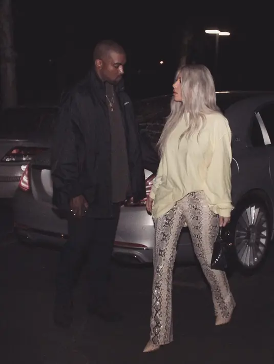 Tak bisa diragukan lagi, Kim Kardashian adalah pasangan setia yang supportive ya!