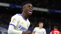 Penyerang Real Madrid, Vinicius Junior berselebrasi usai mencetak gol ke gawang Sevilla pada pertandingan lanjutan La Liga Spanyol di di stadion Bernabeu, Madrid, Spanyol, Senin (29/11/2021). Hasil ini membuat Los Blancos kukuh di puncak klasemen sementara dengan 33 poin. (AP Photo/Manu Fernandez)