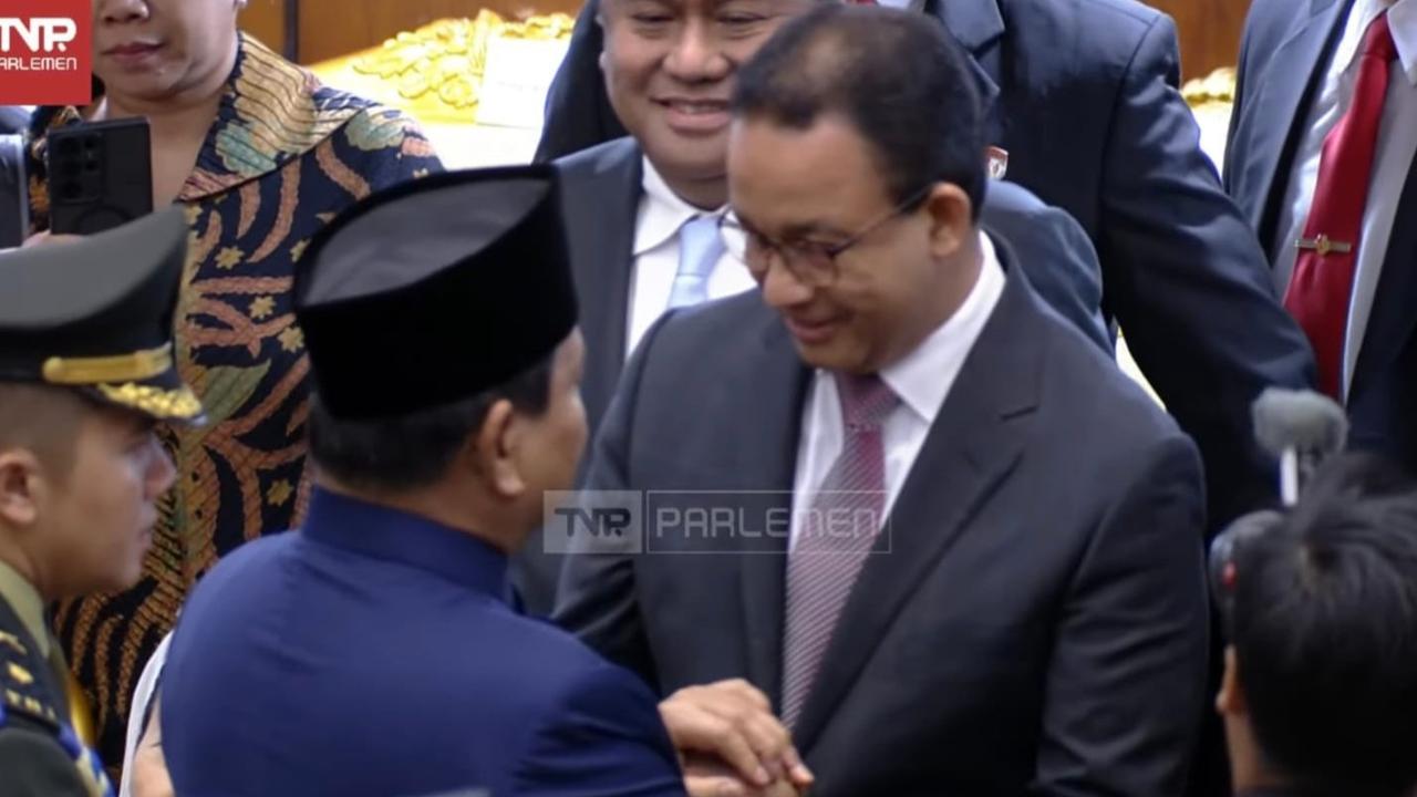 Momen Akrab Prabowo dan Anies Baswedan, Saling Genggam Tangan