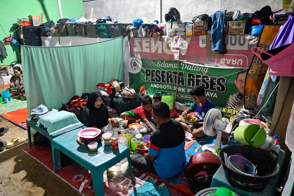 FOTO: Ramadan di Tengah Pengungsian Korban Banjir Aceh