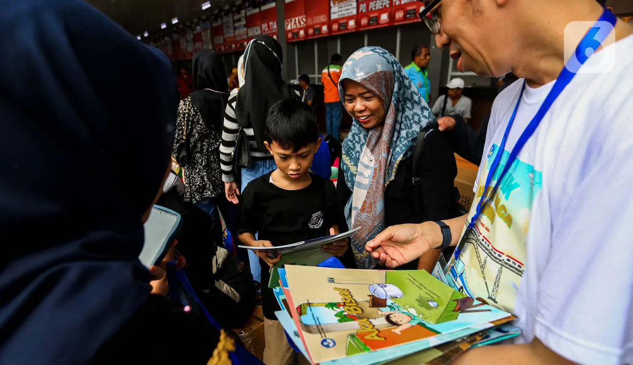 Membaca buku juga untuk menambah pengetahuan. (Liputan6.com/Angga Yuniar)