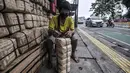 Pedagang mengambil besek bambu di kawasan Jatinegara, Jakarta, Senin (19/7/2021). Penjualan besek bambu yang digunakan sebagai wadah daging kurban saat Idul Adha pada tahun ini mengalami penurunan hingga 50 persen. (merdeka.com/Iqbal S. Nugroho)