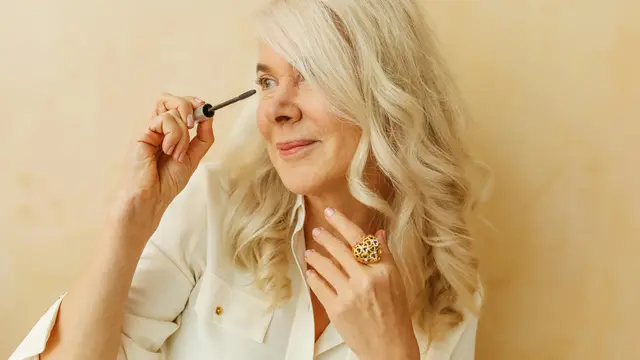 Eyeliner yang terlihat natural.