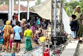 Warga Bangkalan geger dengan kemunculan minyak. (Antara)