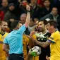 Wasit Michael Oliver memberikan kartu merah kepada kiper Juventus, Gianluigi Buffon dalam laga Liga Champions kontra Real Madrid di Santiago Bernabeu, Rabu (11/4). Buffon yang melakukan protes di masa injury time di usir wasit. (AP/Francisco Seco)