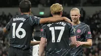 Selebrasi striker Manchester City, Erling Haaland (kanan) setelah mencetak gol pertama timnya ke gawang Tottenham Hotspur pada laga tunda pekan ke-34 Liga Inggris 2023/2024 di Tottenham Hotspur Stadium, London, Selasa (14/5/2024). (AP Photo/Kin Cheung)