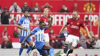 Gelandang&nbsp;Manchester United&nbsp;Christian Eriksen memperebutkan bola dengan penyerang Brighton &amp; Hove Albion Danny Welbeck dalam pertandingan Liga Inggris di Stadion Old Trafford, Sabtu, 16 September 2023. MU kalah 1-3 dari Brighton. (AP Photo /Dave Thompson)