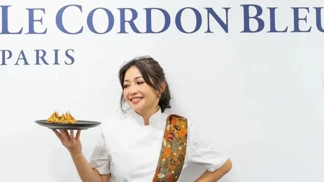 Potret Chef Marinka saat memasak kerak telor di Paris (Sumber: Instagram/rinrinmarinka)