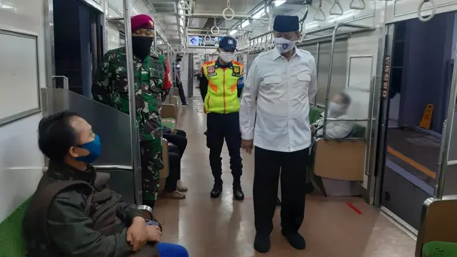 Gubernur Banten Wahidin Halim meninjau beberapa stasiun KRL di Kota Tangerang dan Tangerang Selatan, Senin (20/04/2020) di tengah PSBB.