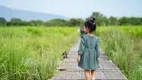 9 Perilaku Unik Balita yang Sebenarnya Cukup Normal, Termasuk Suka Bicara Sendiri