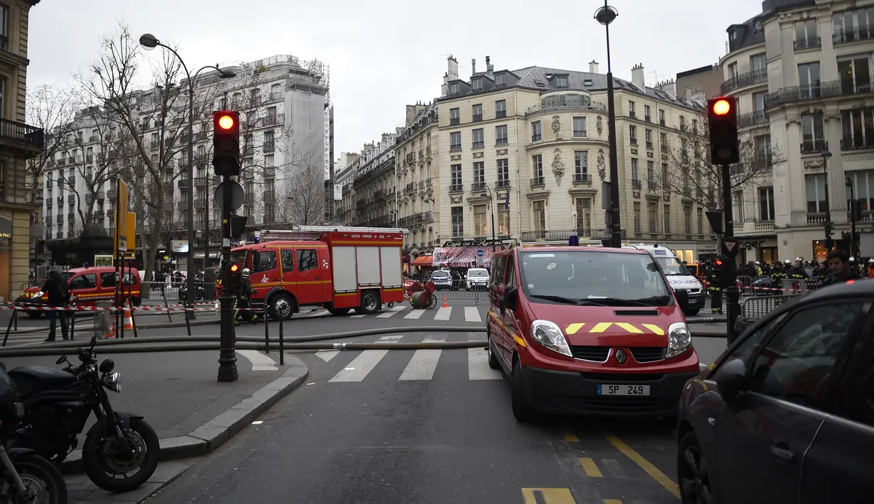 Mobil pemadam diterjunkan ke lokasi kebakaran yang melanda Hotel Ritz, Paris, Selasa (19/1). Api mulai terlihat di lantai tujuh hotel yang telah ditutup sejak Agustus 2012 untuk dilakukan renovasi besar-besaran tersebut. (AFP PHOTO/Lionel Bonaventure)