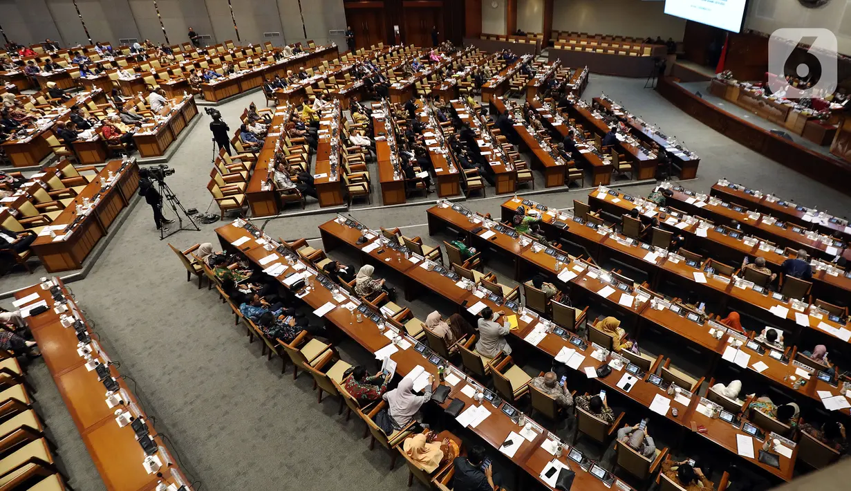 Suasana penutupan sidang paripurna DPR ke-6 masa persidangan I 2019-2020 di Kompleks Parlemen, Jakarta, Selasa (17/12/2019). Rapat menyampaikan laporan Baleg DPR RI terhadap Rancangan Peraturan DPR Tentang Tata Cara Penyusunan Prolegnas. (Liputan6.com/Johan Tallo)