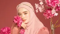5 Look Makeup Natural Artis Berhijab yang Lagi Hits, Simpel dan Bikin Glowing!