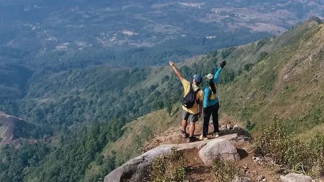 Sepasang pendaki berada di Gunung Puntang, Bandung, Jawa Barat.