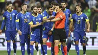 Para pemain Timnas Bosnia Herzegovina memprotes keputusan wasit Halil Umut Meler yang memberikan hadiah penalti kepada Portugal pada laga lanjutan Grup J Kualifikasi Euro 2024 di Stadion Bellino Polje, Selasa (17/10/2023) dini hari WIB. (AP Photo/Armin Durgut)