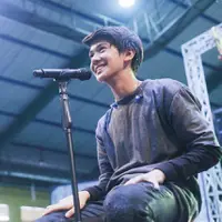 Meski sudah tak tergabung dalam grup musik CJR bersama teman-temannya yang lain, namun Iqbaal pun masih tetap menggeluti dunia musiknya. Namun yang kini diutamakannya adalah menyelesaikan pendidikannya. (Instagram/iqbaal.e)