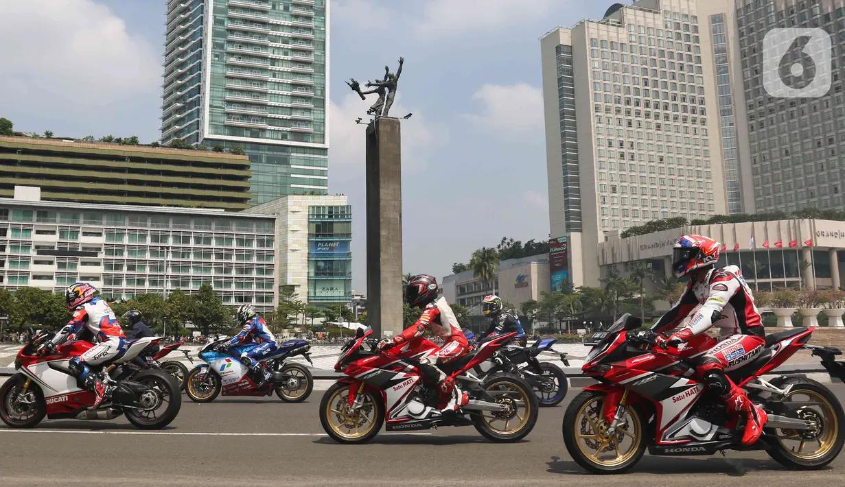 Parade pembalap MotoGP di kawasan Bundaran HI, Jakarta, Rabu (16/3/2022). Sebanyak 20 pembalap ikut ambil bagian. Sebagian besar merupakan rider yang akan tampil pada MotoGP Mandalika, 18-20 Maret 2022. (Liputan6.com/Herman Zakharia)
