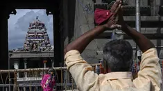 Sebuah barikade ditempatkan di depan kuil Kapaleeshwar, setelah tempat ibadah keagamaan ditutup untuk umum untuk mengekang lonjakan virus corona Covid-19 sesuai arahan pemerintah negara bagian di Chennai (7/1/2022). (AFP/Arun Sankar)