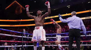 Petinju Kuba, Yordenis Ugas berselebrasi usai mengalahkan petinju Filipina Manny Pacquiao dalam duel perebutan sabuk juara WBA super kelas welter di Las Vegas, Minggu (22/8/2021). Ugas menang angka atas Pacquiao 115-113, 116-112, dan 116-112. (AP Photo/John Locher)