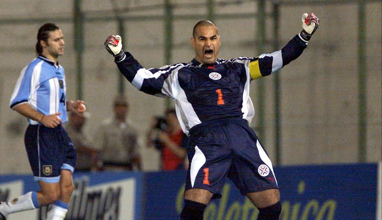 Saat bermain untuk Velez Sarsfield, Chilavert meraih kejayaannya. Hebatnya lagi pada 1996 saat melawan River Plate, Chilavert sukses mencetak gol dari jarak 60 meter. (AFP/Norberto Duarte)