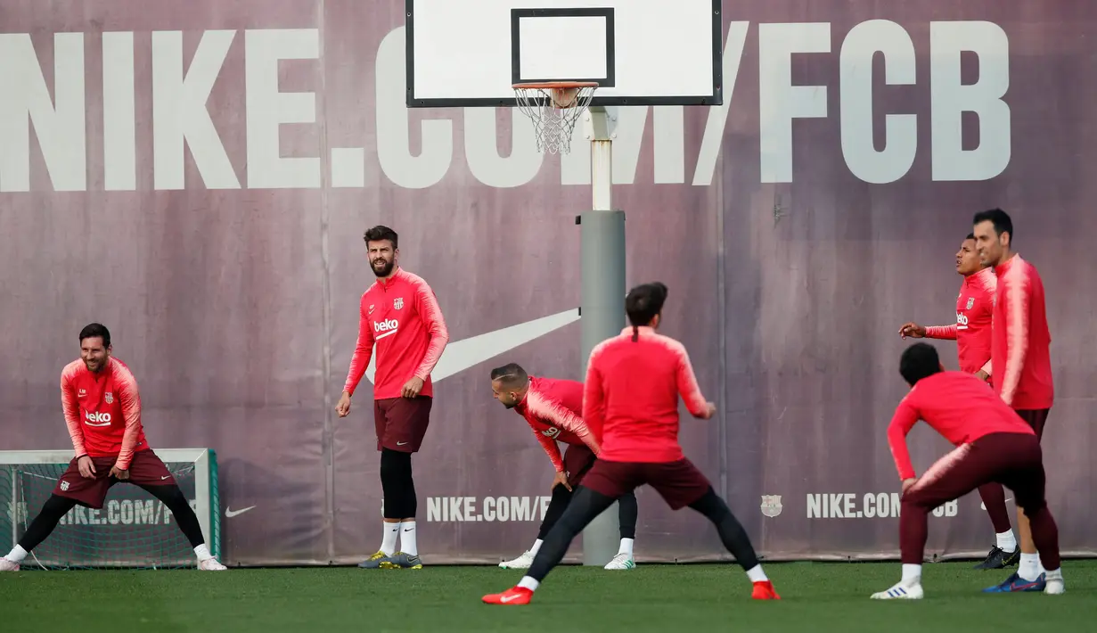 Penyerang Barcelona, Lionel Messi berlatih bersama rekan-rekan setimnya jelang menghadapi Manchester United (MU) pada leg kedua babak perempat final Liga Champions 2018/19 di Sant Joan Despi, 15 April 2019. Barcelona akan menjamu MU di Camp Nou. (REUTERS/Albert Gea)