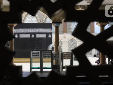 Miniatur Kakbah terlihat di Masjid Nurul Iman, Blok M Square, Jakarta, Sabtu (2/4/2022). Miniatur Ka'bah tersebut didirikan sebagai fasilitas untuk calon jemaah dari agen perjalanan yang ingin melaksanakan latihan simulasi manasik haji dengan kapasitas 300 orang . (Liputan6.com/Herman Zakharia)