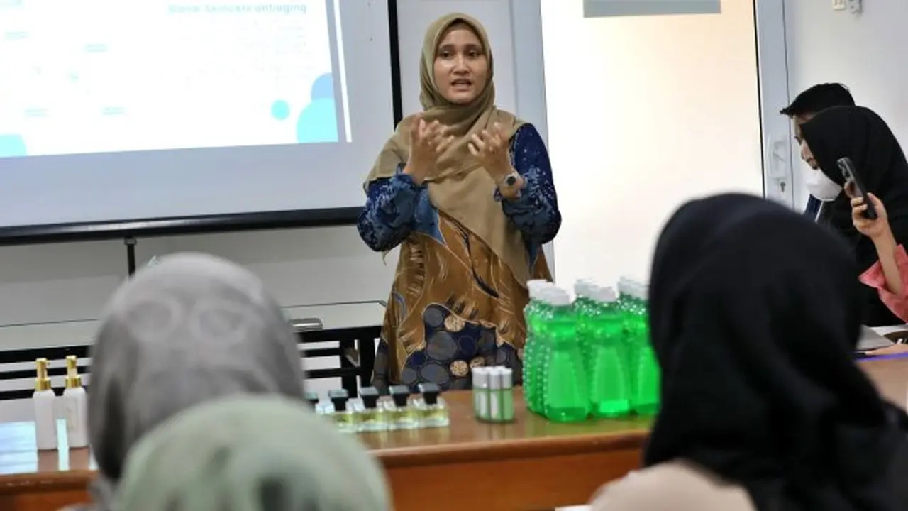 Kelompok Aneuk Muda Aceh Unggul Hebat (AMANAH) mengajarkan ilmu digital marketing dan entrepreneurship dalam pelatihan Nilam di Atsiri Research Center (ARC) Universitas Syiah Kuala (USK) bersama anak muda Aceh (Istimewa)
