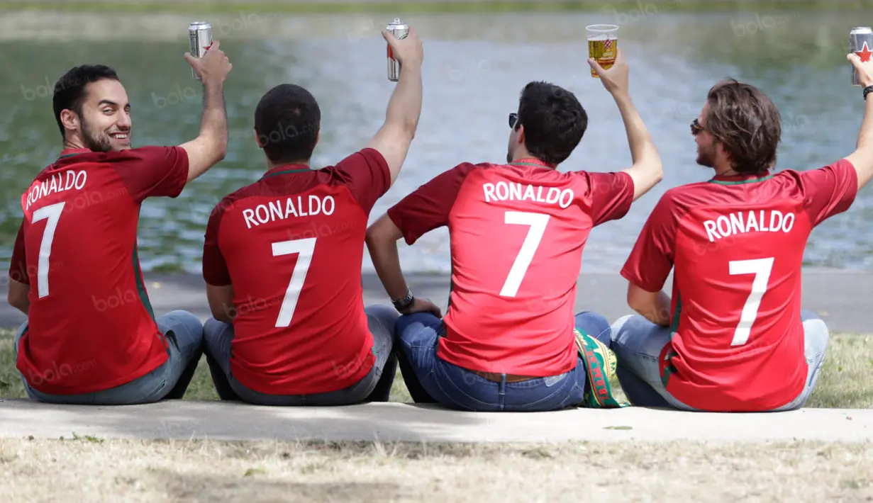 Sejumlah pendukung Portugal bersantai sambil menunggu laga final di sekitar Stade de France, Saint Denis, Prancis, Minggu (10/7/2016). (Bola.com/Vitalis Yogi Trisna)