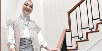 Vina Muliana, TikTokers yang kerap bagikan tip dan trik di dunia kerja ini berhasil menyita perhatian. Ia berhasil ciptakan gaya santunnya dalam ragam style. [Foto: Instagram/ Vina Muliana]