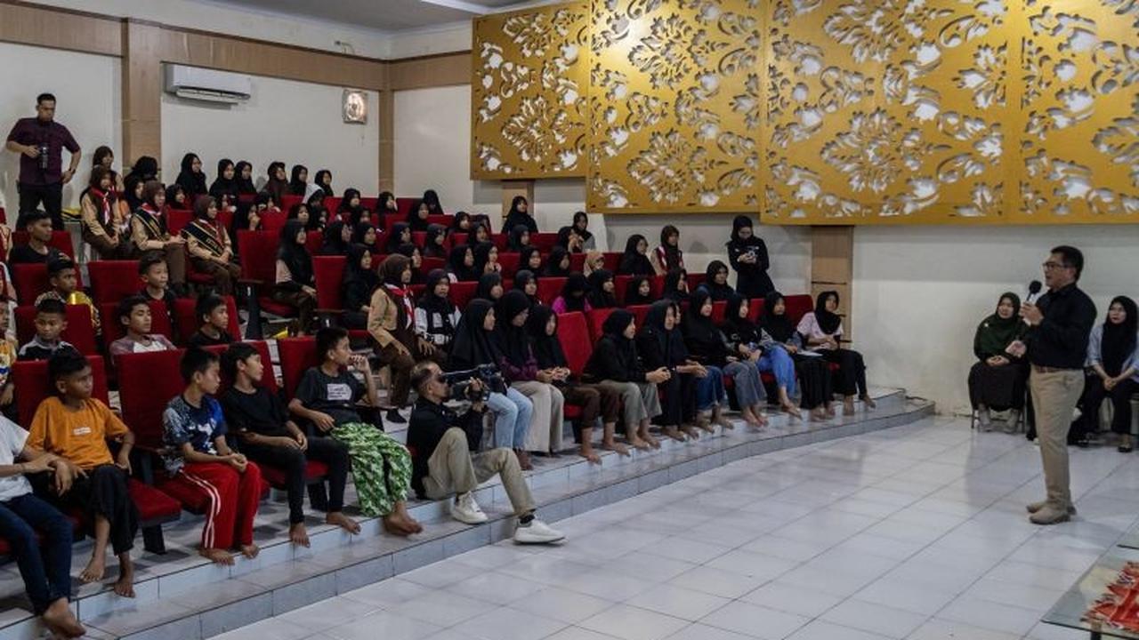 Dirut TVRI Iman Brotoseno Edukasi Siswa Sekolah Rakyat Padang Perkuat Cinta NKRI