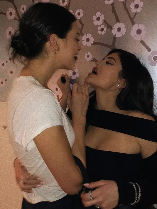 "Aku berlaku buruk padanya sesekali. Hal itu karena ia miliki banyak teman dan sukses. Sementara aku sangat kesepian," ujar Kendall. (instagram/kyliejenner)