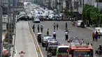 Kendaraan petugas menutup dan mengalihkan arus lalu lintas sebagian ruas jalan Gajah Mada, Jakarta, Senin (2/1). Pengalihan akibat kebakaran yang terjadi di Grand Hotel Paragon. (Liputan6.com/Helmi Fithriansyah)