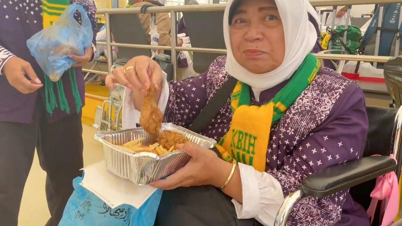 Cara mereka menikmati ayam goreng asli Saudi itu juga beragam. Ada yang makan sendiri di kursi paviliun, ada juga yang menikmatinya bersama rombongan. <br>