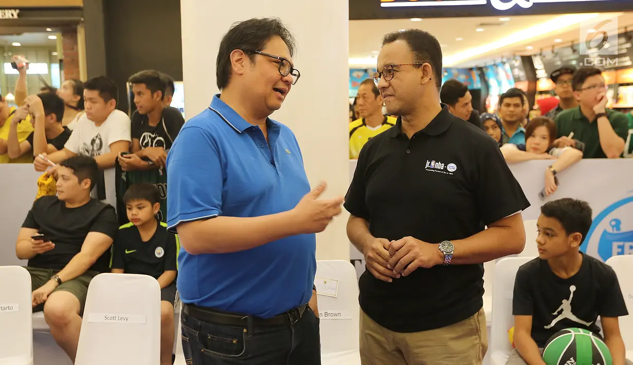 Gubernur DKI Jakarta Anies Baswedan berbincang dengan Ketum Partai Golkar sekaligus Menteri Perindustrian Airlangga Hartarto di Pluit Village Mall, Jakarta (29/7). Anies datang kenakan kaos hitam dan Airlangga berkaos biru. (Liputan6.com/Fery Pradolo)