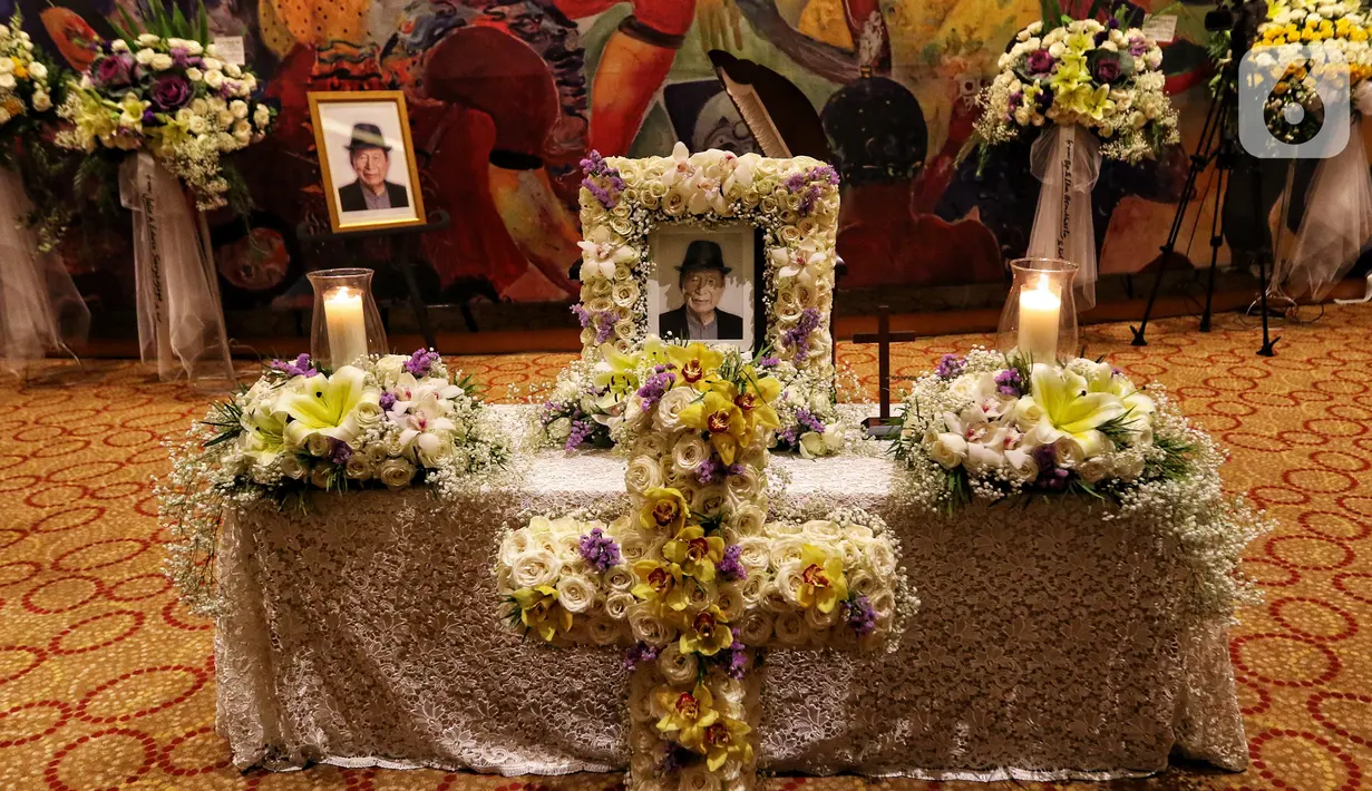 Foto almarhum pengusaha Ciputra dipajang saat prosesi persemayaman di Gedung Ciputra Artpreneur, Jakarta, Kamis (28/11/2019). Pendiri Ciputra Group tersebut meninggal pada 27 November 2019 karena sakit. (Liputan6.com/Johan Tallo)