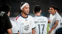 Pemain terbaik dunia dua kali itu beraksi selama 30 menit ketika RANS Nusantara FC menghadapi Persik pada partai pertama trofeo Meet the Star. (Bola.com/Iwan Setiawan)