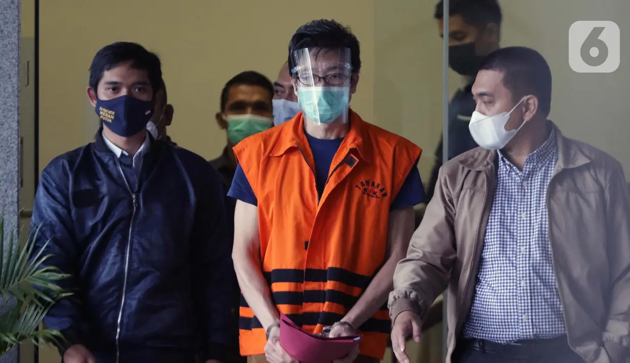 Tersangka dugaan suap, Samin Tan (tengah) jelang rilis penahanan di Gedung KPK, Jakarta, Selasa (6/4/2021). Samin Tan ditahan KPK terkait dugaan suap kepada mantan anggota DPR Eni Maulani Saragih untuk pengurusan terminasi kontrak PKP2B PT AKT di Kalimantan Tengah. (Liputan6.com/Helmi Fithriansyah)