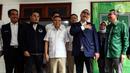 Ketua Harian DPP Partai Gerindra Sufmi Dasco Ahmad (tengah) bersama Wakil Ketua Umum Partai Nasdem Ahmad Ali (kedua kanan) usai melakukan pertemuan di Sekretariat Bersama Gerindra-PKB, Jakarta, Kamis (26/1/2023). Pertemuan petinggi Gerindra-PKB-Nasdem tersebut untuk bersilahturahmi antarpartai politik jelang Pemilu 2024 sekaligus membahas koalisi perubahan Indonesia Raya yang diharapkan memberi dampak positif agar persatuan dapat terjaga. (Liputan6.com/Johan Tallo)