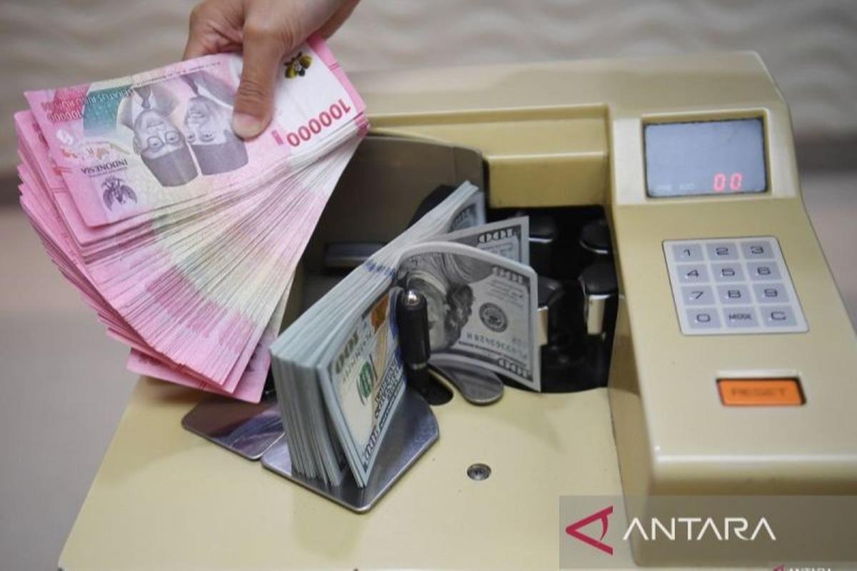 Rupiah Melemah 14 Poin, Tembus Rp16.468 per Dolar AS