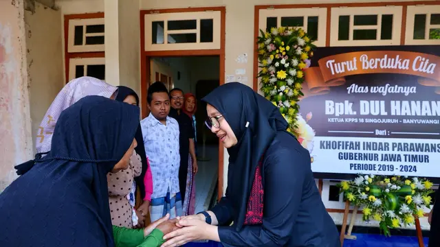 Bupati Banyuwangi Ipuk Fiestiandani  takziyah ke rumah Ketua KPPS Desa Singonjuruh yang meninggal dunia saat penghitungan suara Pemilu 2024 (Istimewa)