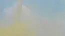 Warga bermain serbuk warna-warni saat colour run dalam Festival Damai Millenial Road Safety di Monas, Jakarta, Minggu (23/6/2019). Serbuk warna-warni yang ditembakkan oleh meriam menambah kemeriahan Festival Damai. (merdeka.com/Iqbal Nugroho)