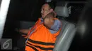 Sudi Wantoko masuk ke mobil usai menjalani pemeriksaan KPK, Jakarta, Rabu (13/4/2016). Sudi  diperiksa sebagai tersangka kasus dugaan suap penghentian penanganan perkara korupsi PT Brantas Abipraya di Kejati DKI Jakarta (Liputan6.com/Helmi Afandi)