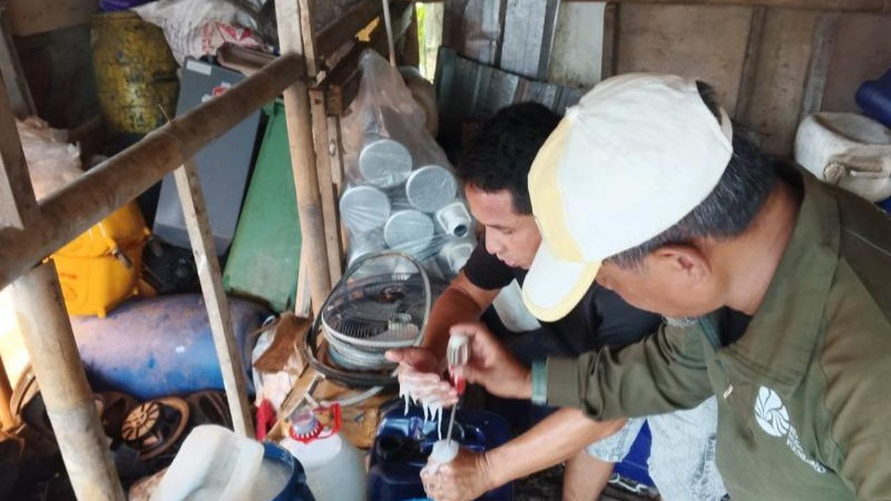 Selanjutnya DLH mengambil sampel yang ada di gudang transit untuk uji laboratorium, kemudian Satpol PP Kota Bogor memberikan surat panggilan.<br>