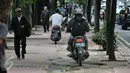 Kendaraan roda dua mengambil jalur trotoar di kawasan Sudirman, Jakarta, Selasa (2/2/2016). Gubernur Ahok berencana akan membuat trotoar yang ramah kepada para penyandang disabilitas. (Liputan6.com/Faizal Fanani)